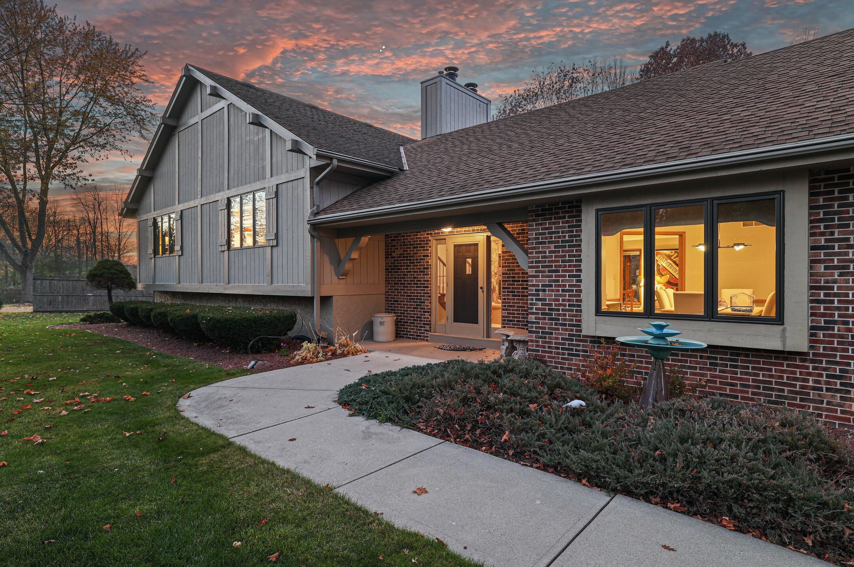 279 High Forest Dr, Cedarburg WI  53012-9140 exterior