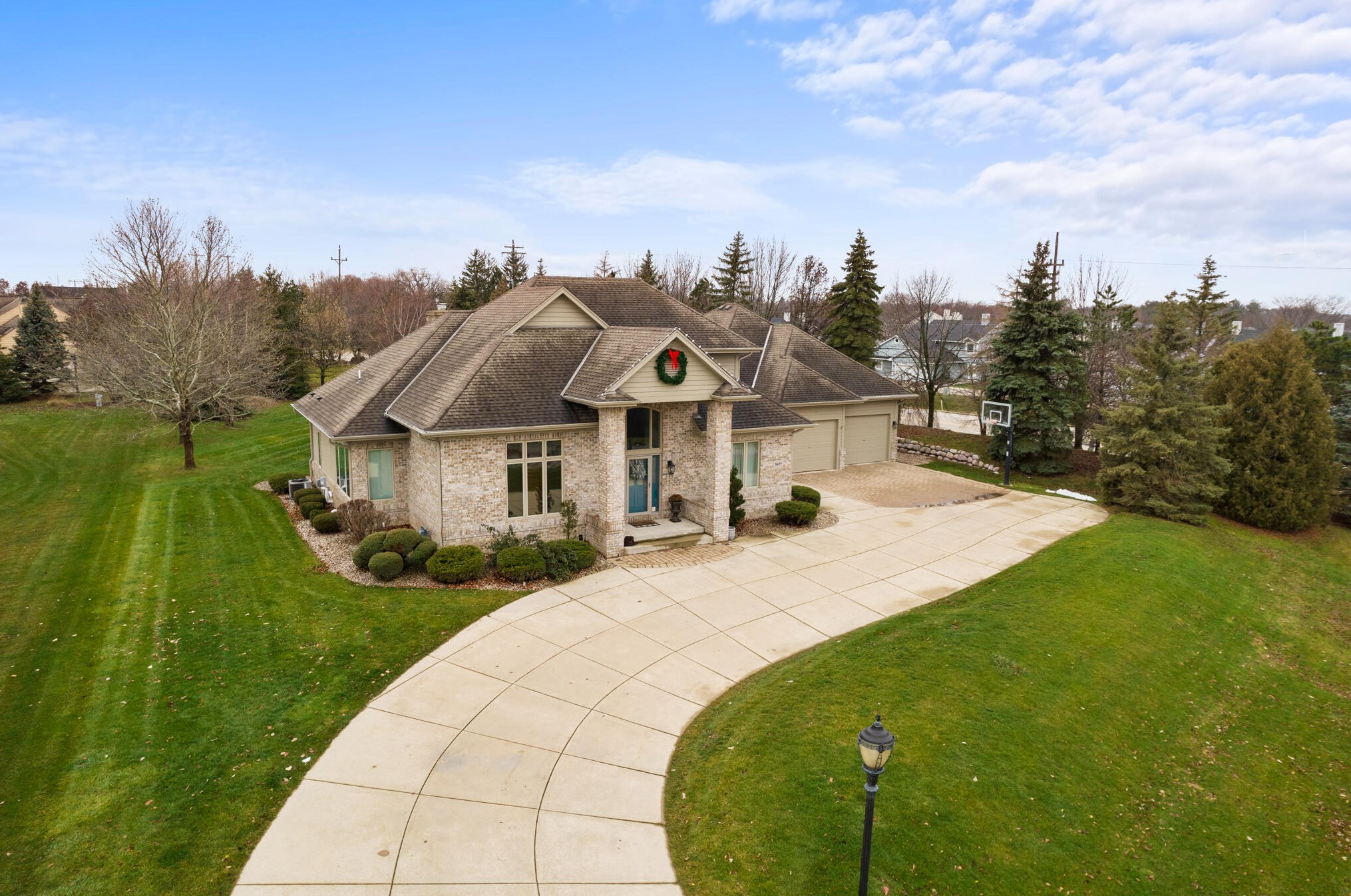 8405 S Fountain Ct, Hales Corners, WI 53132
