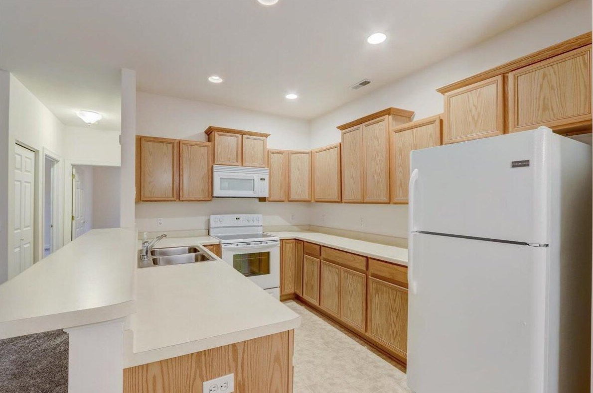 2010 W Vista Bella Dr, Oak Creek, WI 53154