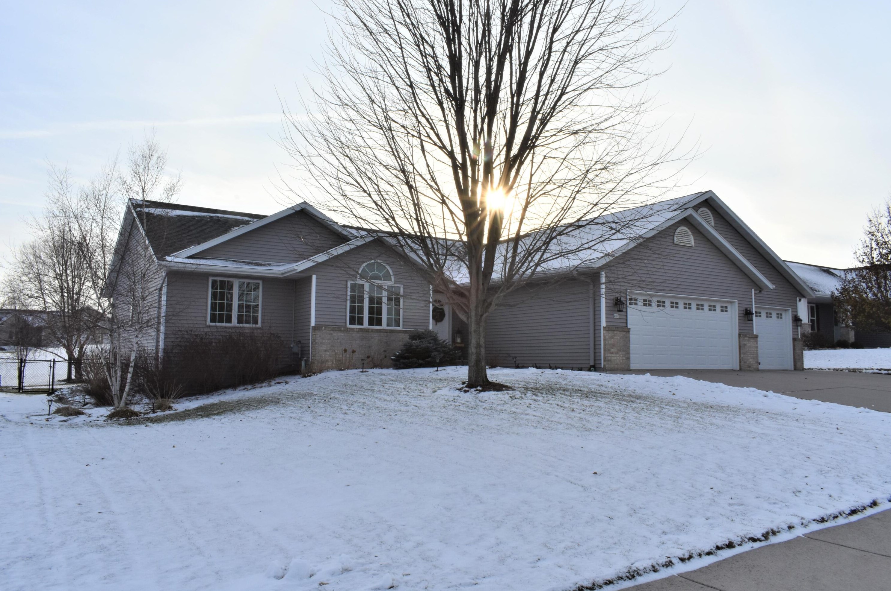 401 Eastfield Dr, Oostburg, WI 53070-1489