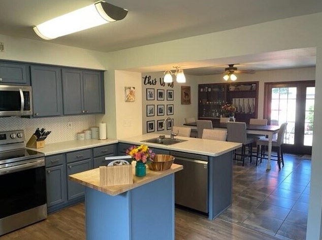 1869 Thomas Dr, East Troy, WI 53120