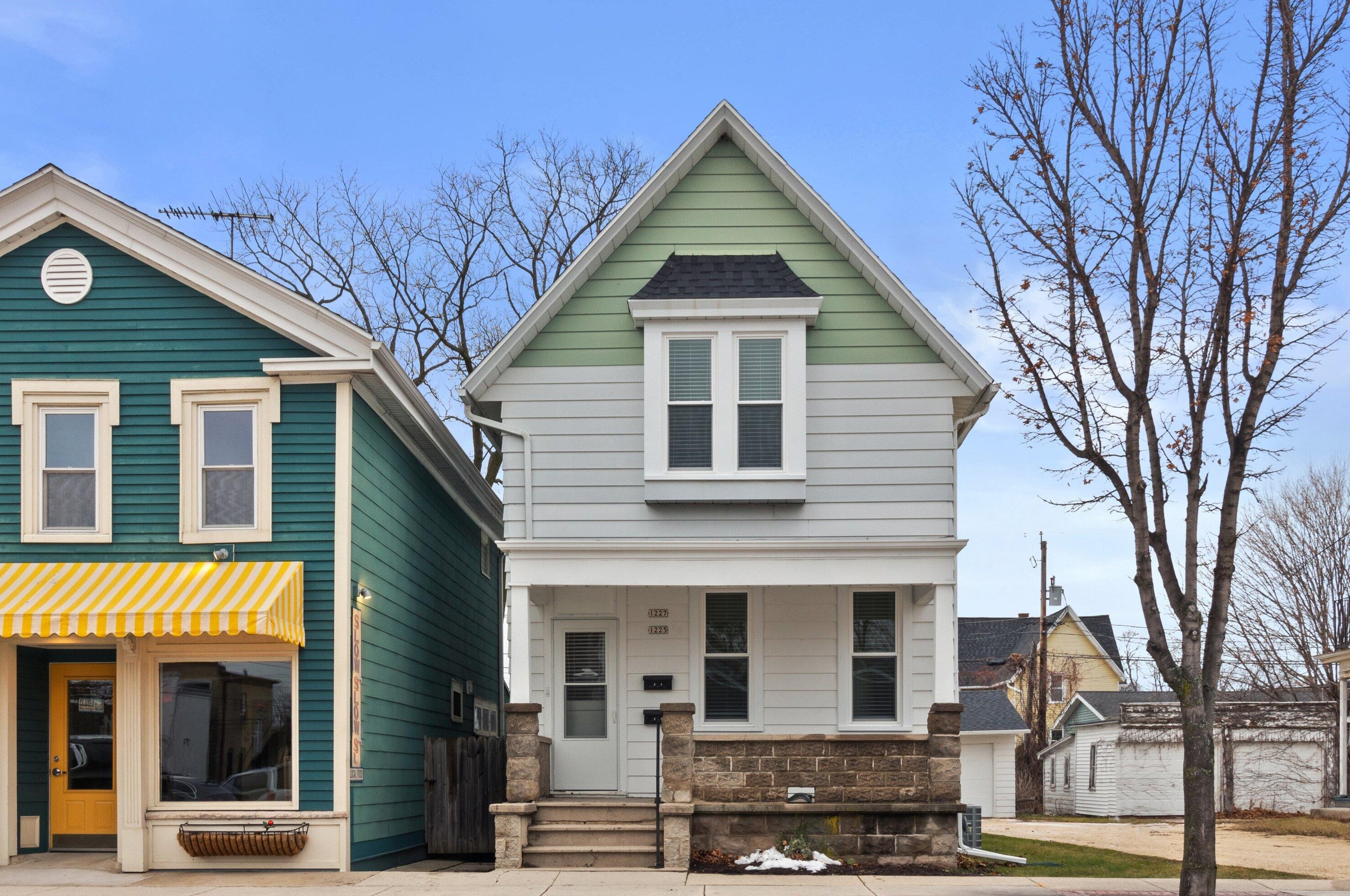 1225 12th Ave, Grafton WI  53024-1923 exterior
