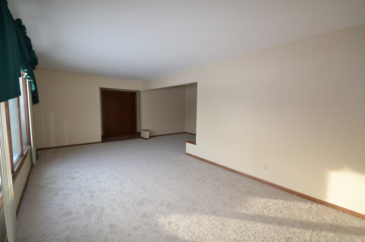 8161 S Woodridge Dr, Oak Creek, WI 53154