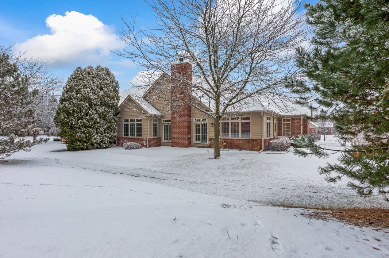 10829 N Essex Dr, Thiensville, WI 53092