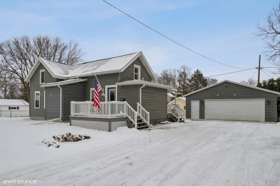 321 Church St, Elkhorn, WI 53121-1205