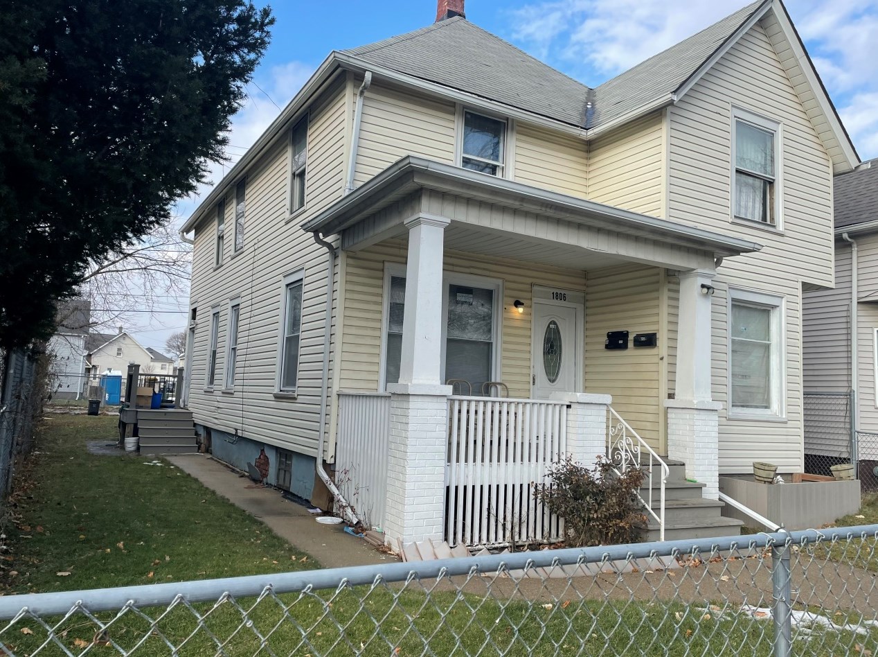 1806 Howe St, Racine, WI 53403-2612