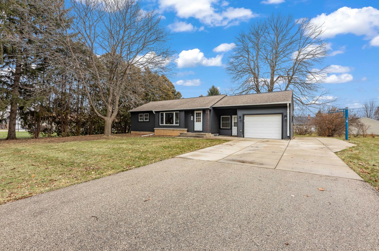 760 Parkmoor Dr, Brookfield, WI 53005