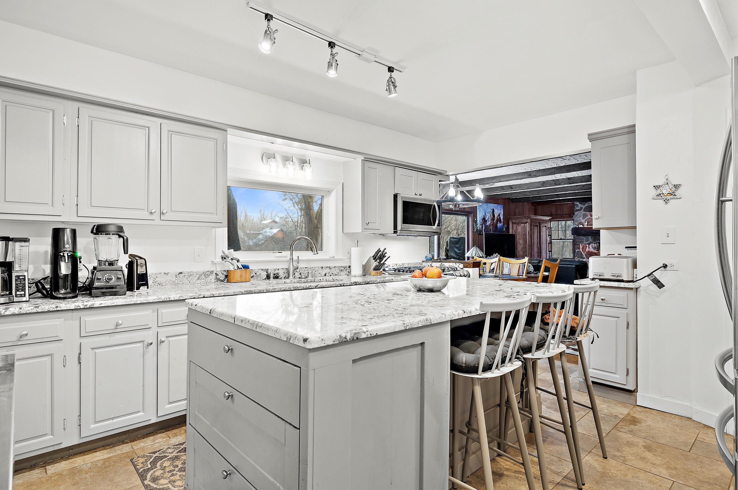 10808 N Cedarburg Rd, Thiensville, WI 53092