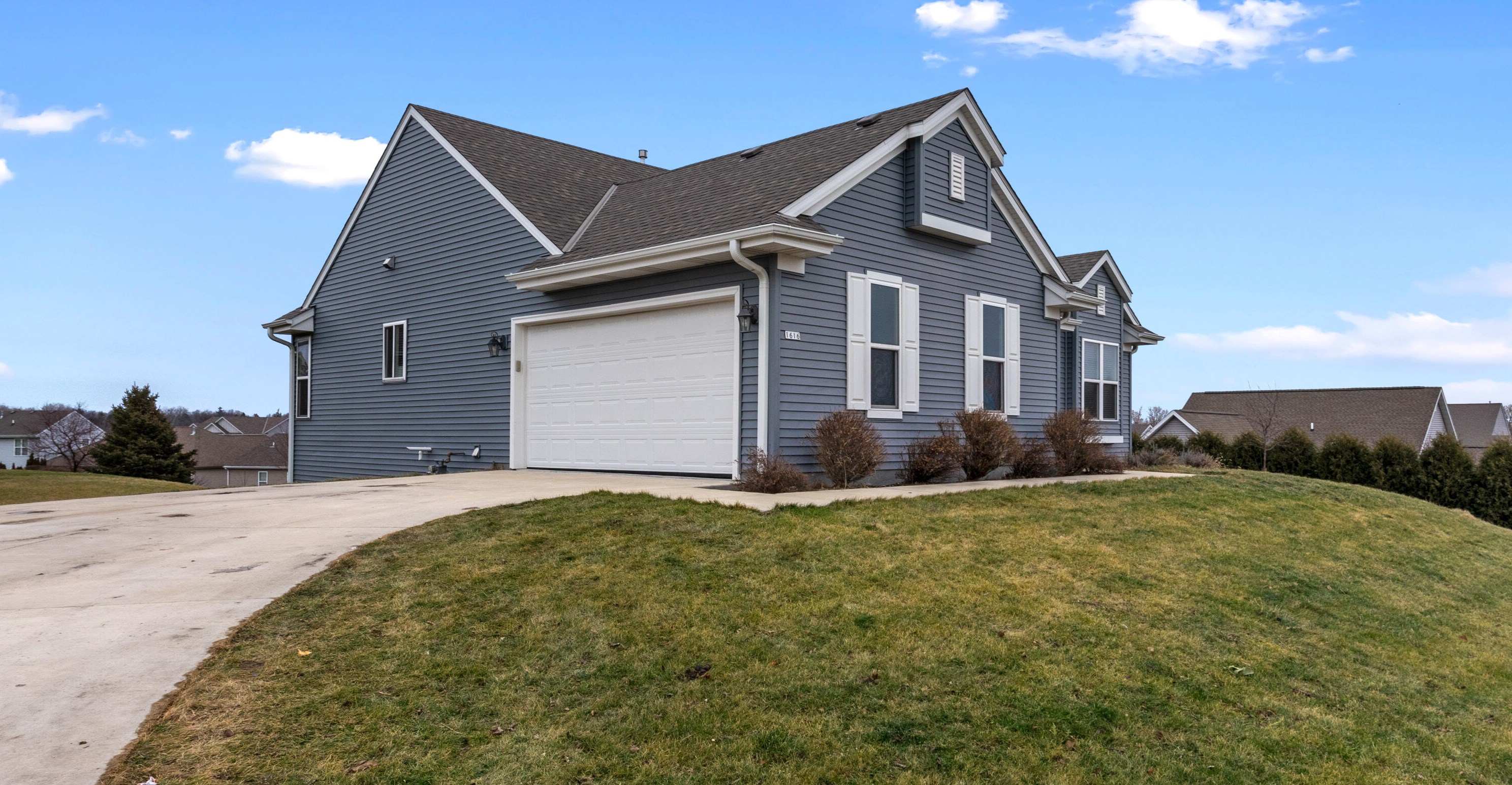 1616 Whitewater Dr, West Bend, WI 53095