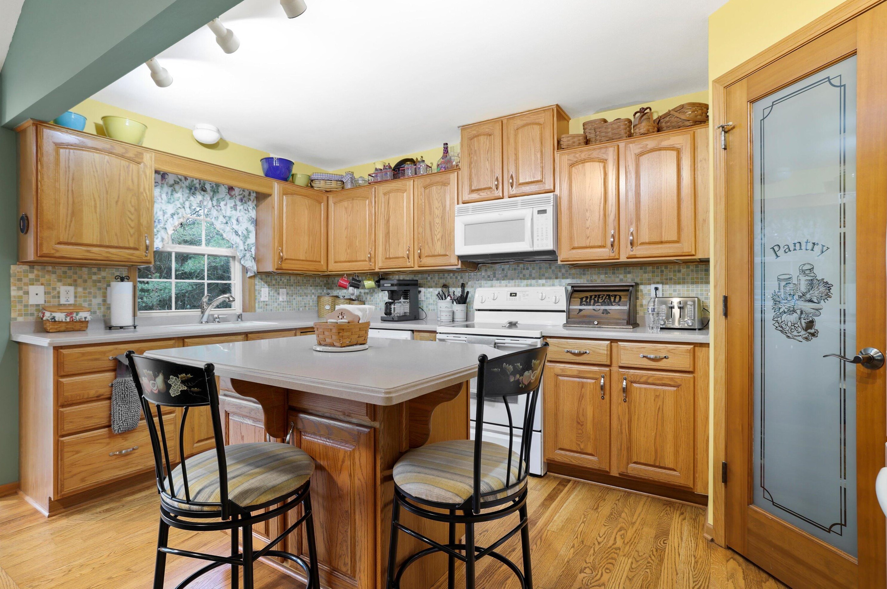 10155 Oakwood Rd, Hales Corners, WI 53132-9546