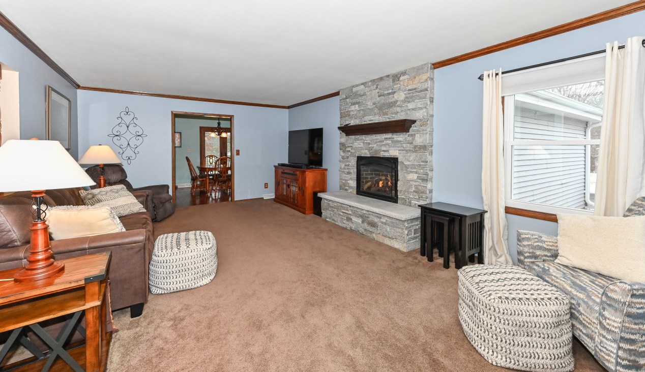 624 Oxford Ct, Wales, WI 53183