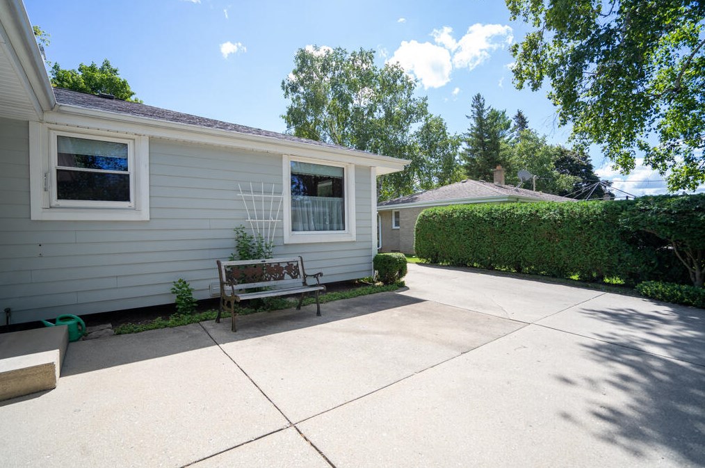 7216 Dorchester Ln, Greendale, WI 53129