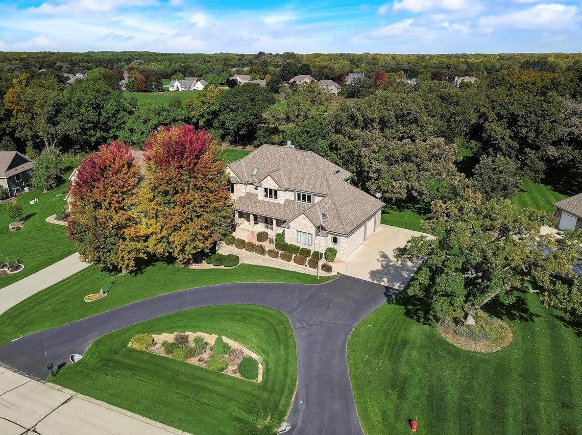 310 Muirfield Cir, North Prairie, WI 53153