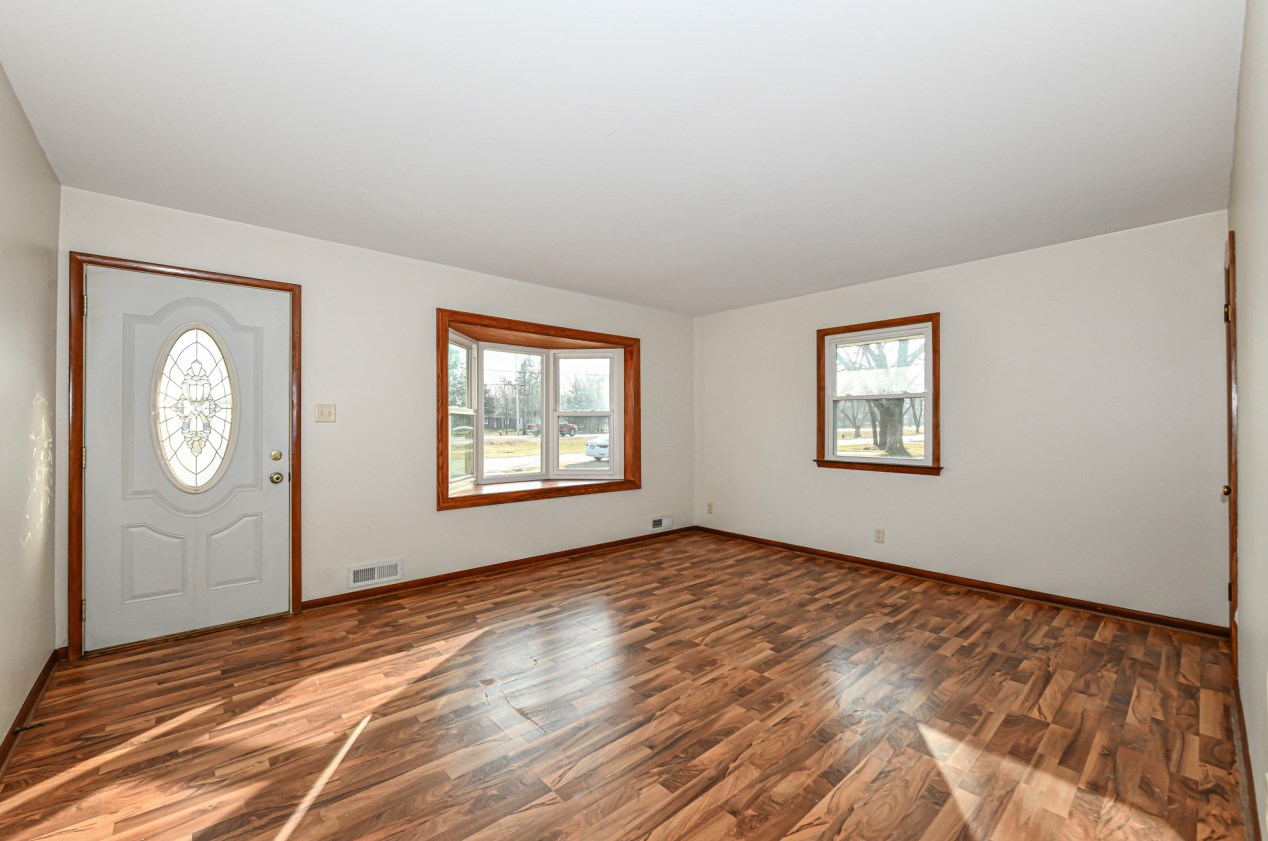 8761 Chicago Rd, Oak Creek, WI 53154-4211