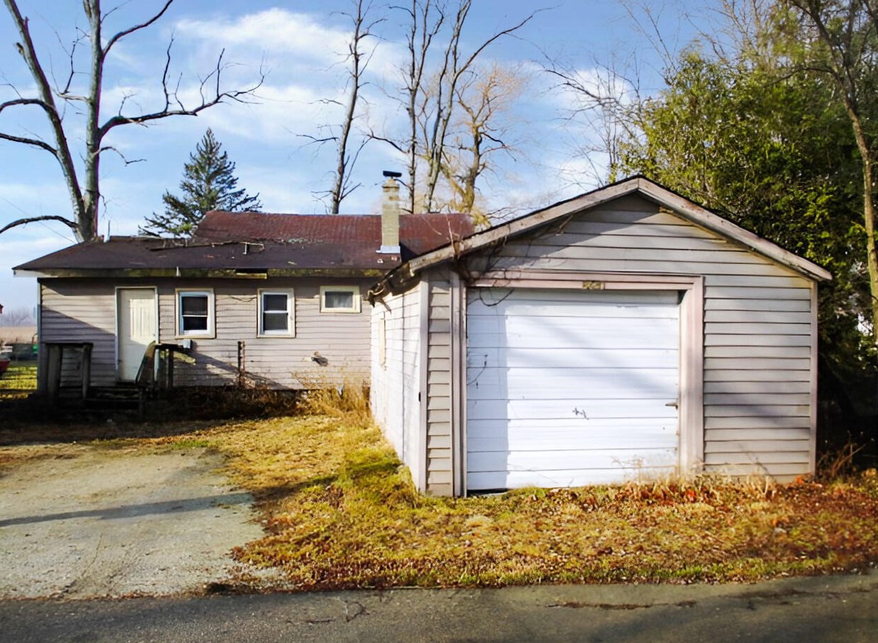 8420 Fox River Rd, Waterford, WI 53185