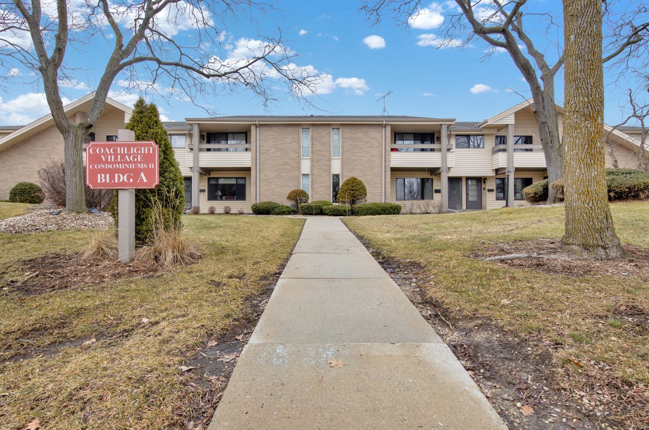 1605 S Carriage Ln, Waukesha, WI 53151
