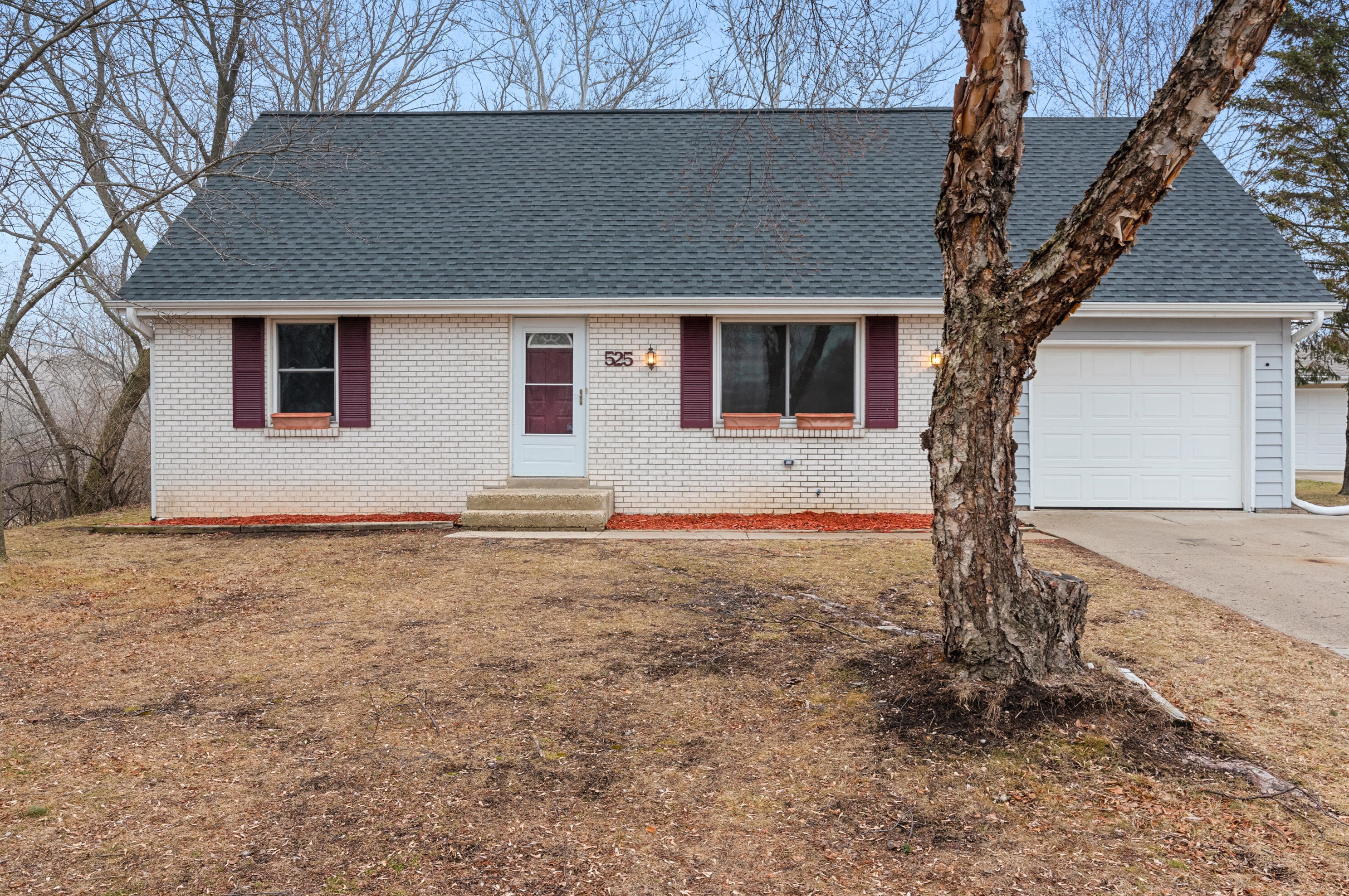 525 Briarknoll Ct, Saukville, WI 53080