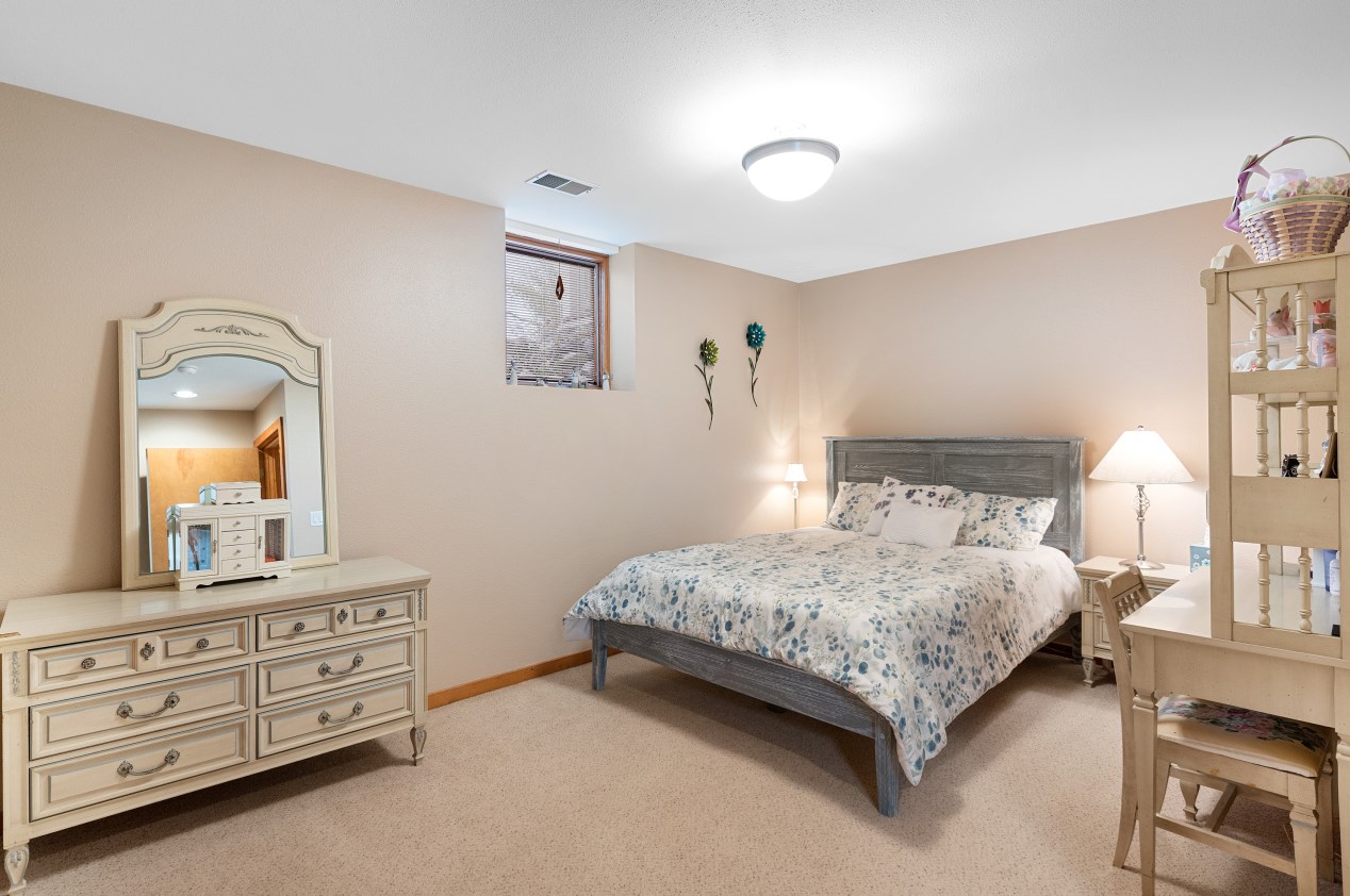 4702 Willow Creek Ln, Sheboygan WI  53083-2158 exterior