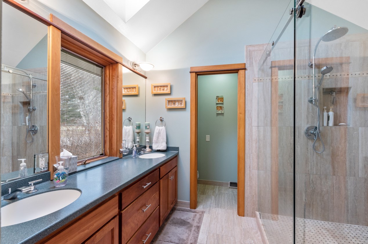 4702 Willow Creek Ln, Sheboygan WI  53083-2158 exterior