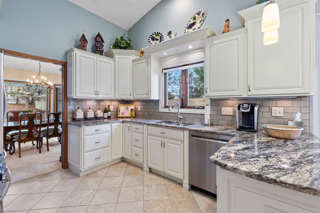 1510 W Eastbrook Dr, Thiensville, WI 53092