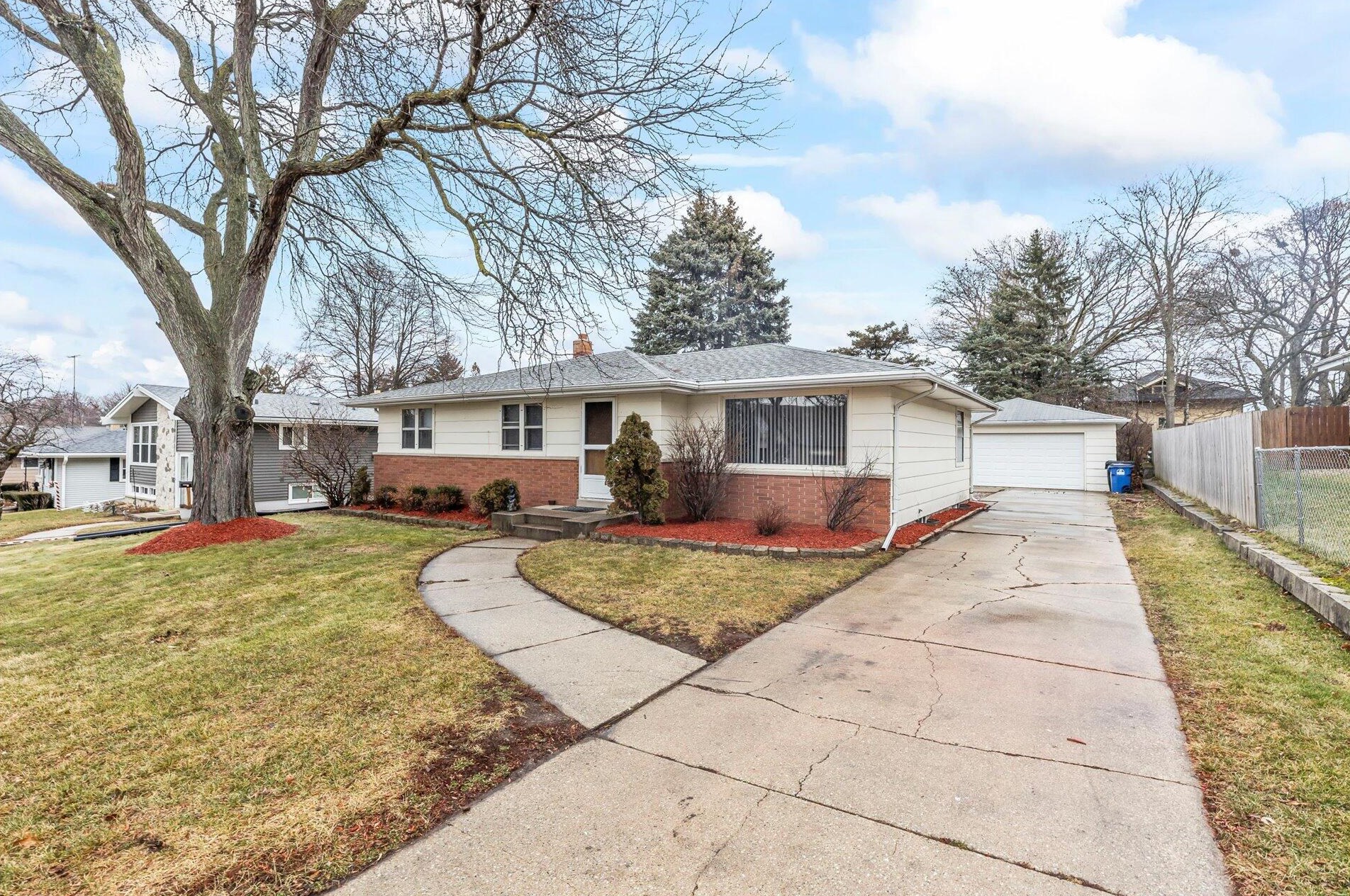 931 Roosevelt Ave, Racine, WI 53406-4146