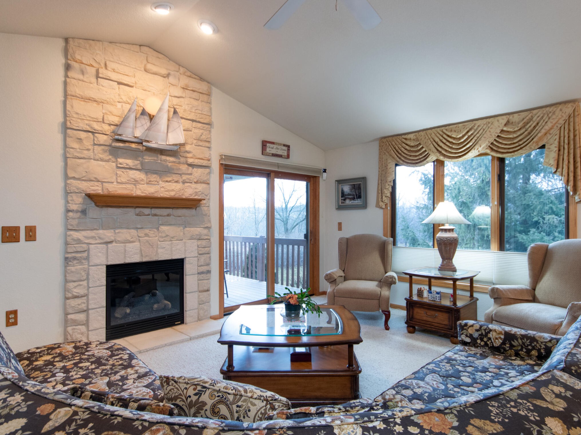 7041 Lannonstone Ct, Hales Corners, WI 53132-1414