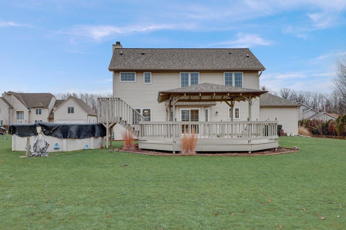 10145 Warwick Dr, Oak Creek, WI 53154-5572
