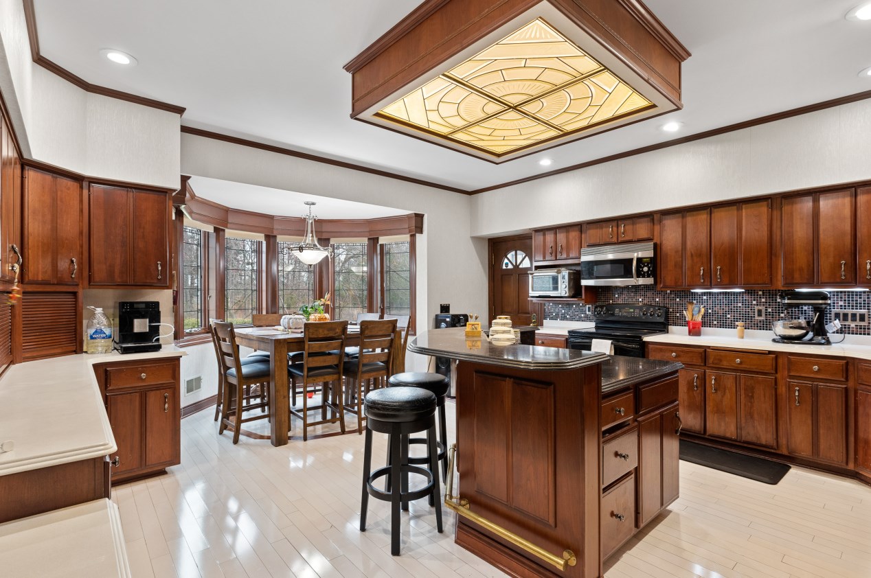 10540 N Country Club Dr, Thiensville, WI 53092