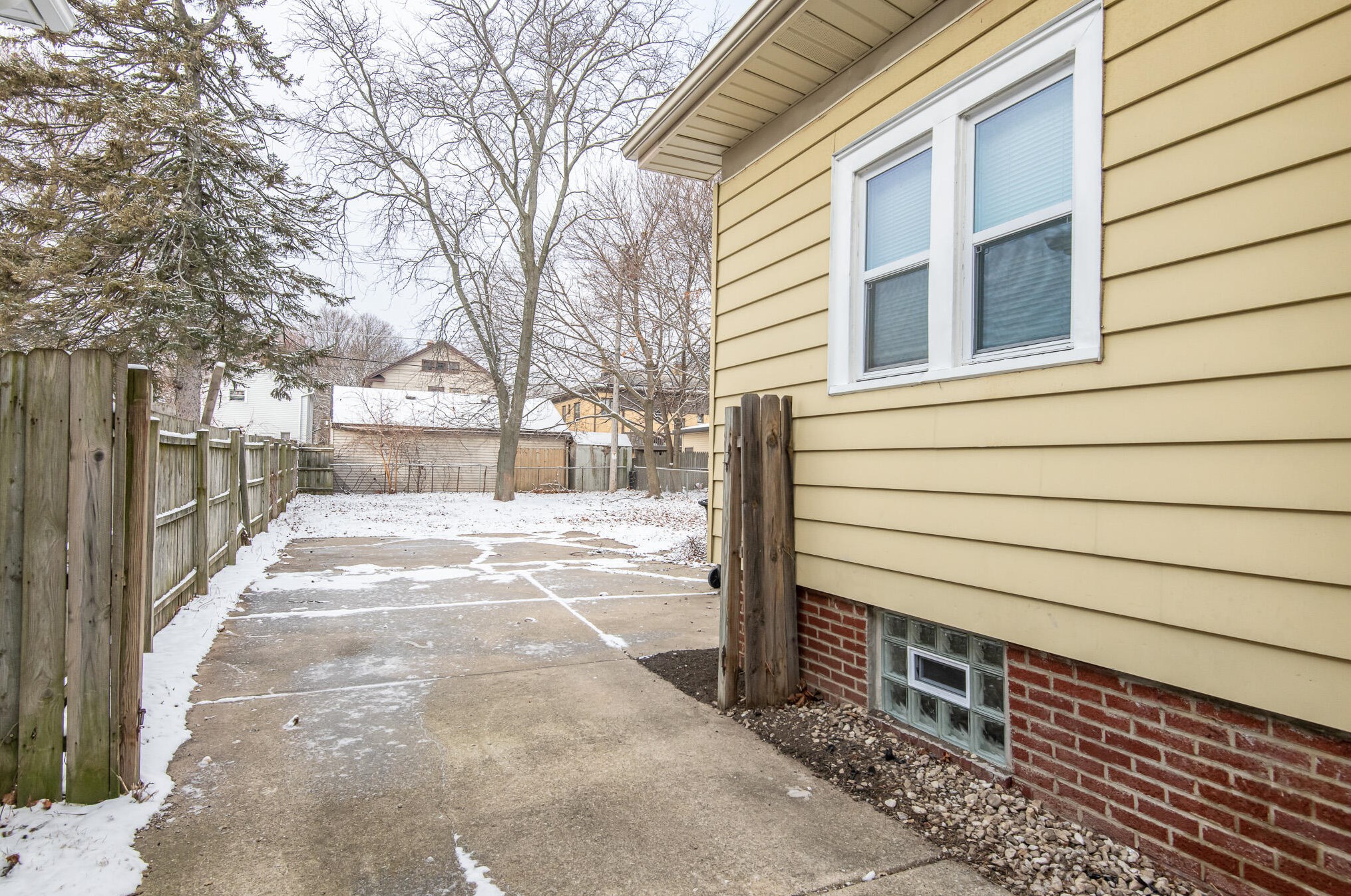 2016 Marquette St, Racine WI  53402-4640 exterior