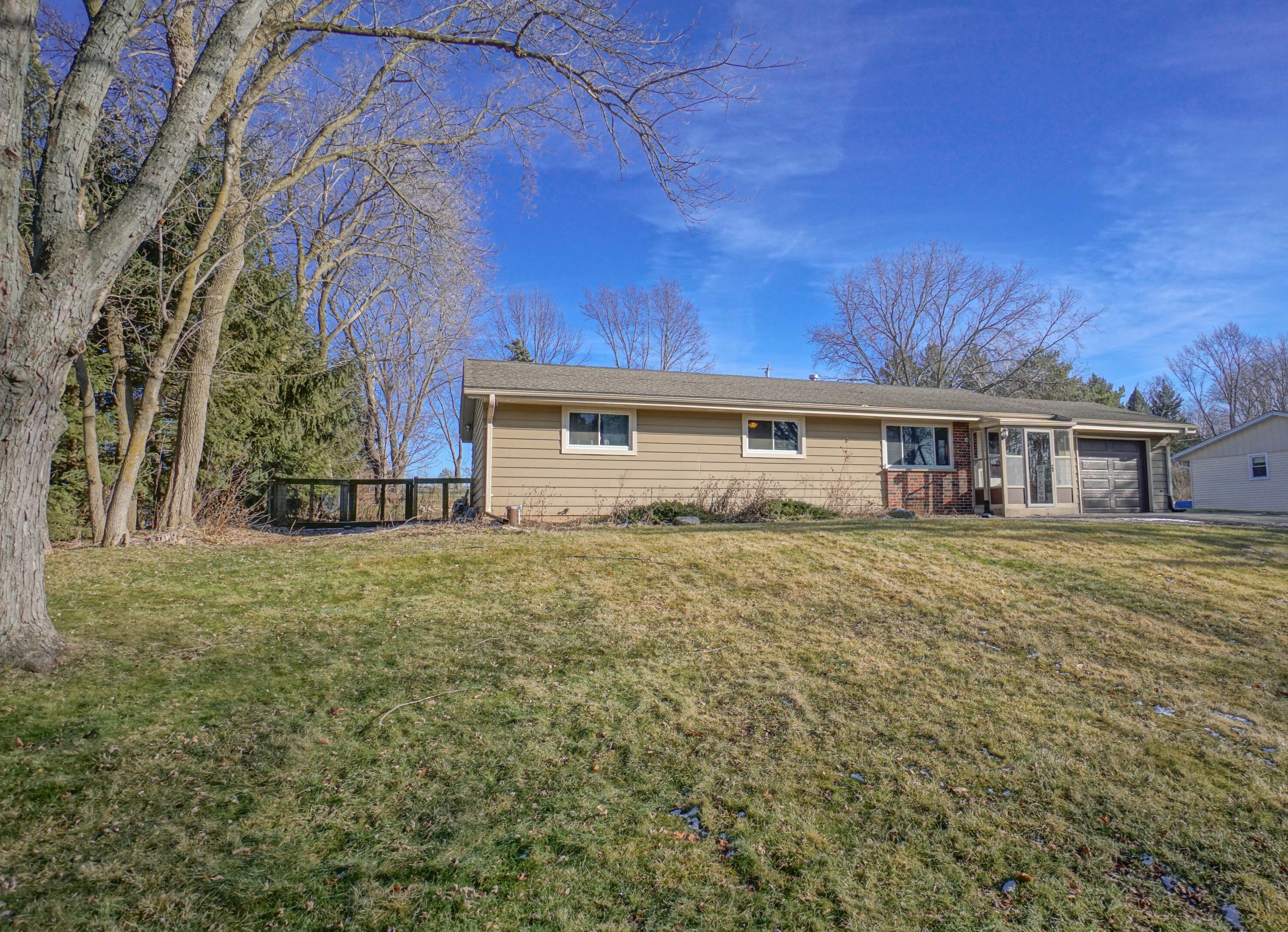 304 Oneida St, Delafield WI  53018-1861 exterior