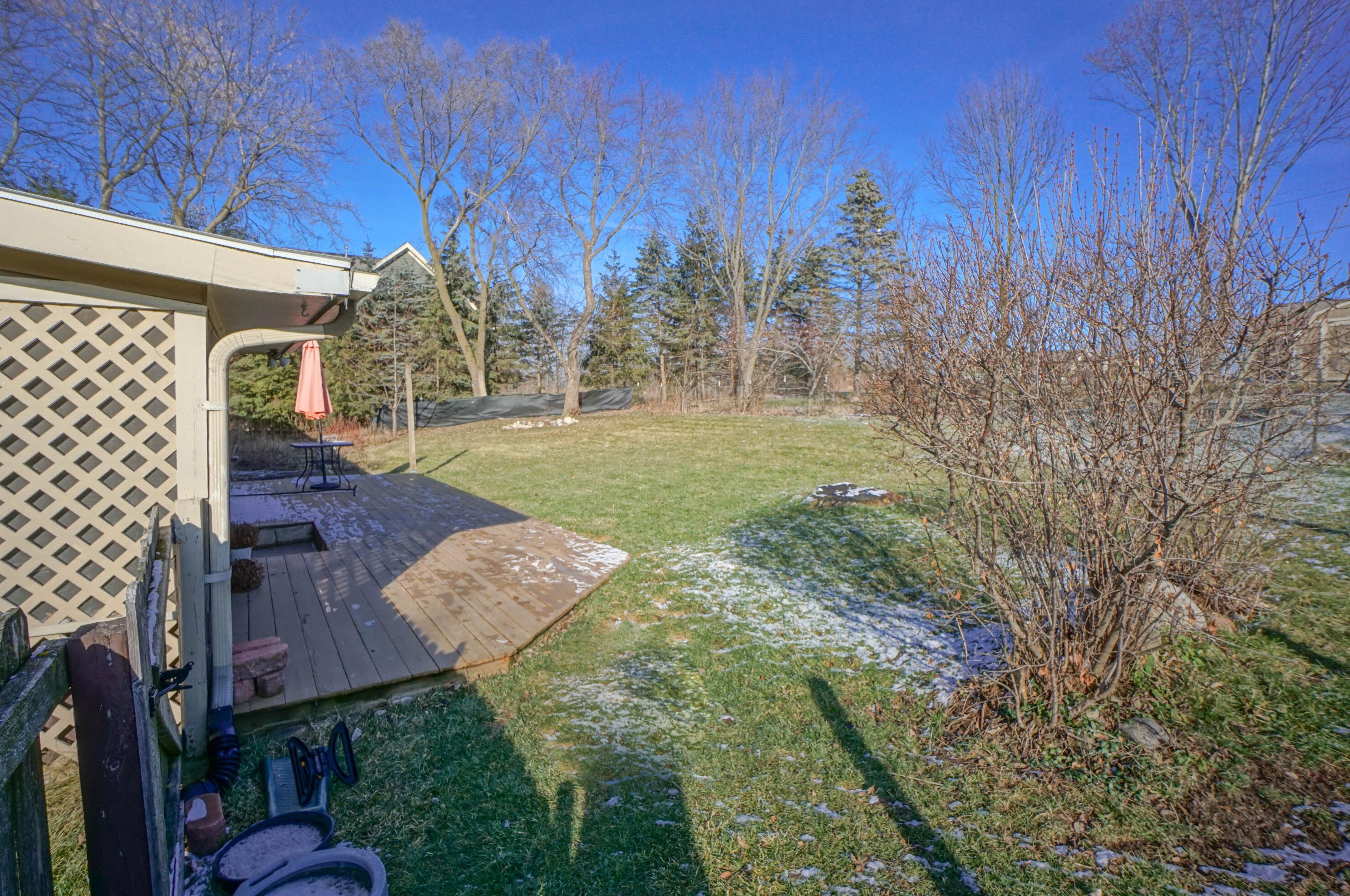 304 Oneida St, Delafield WI  53018-1861 exterior
