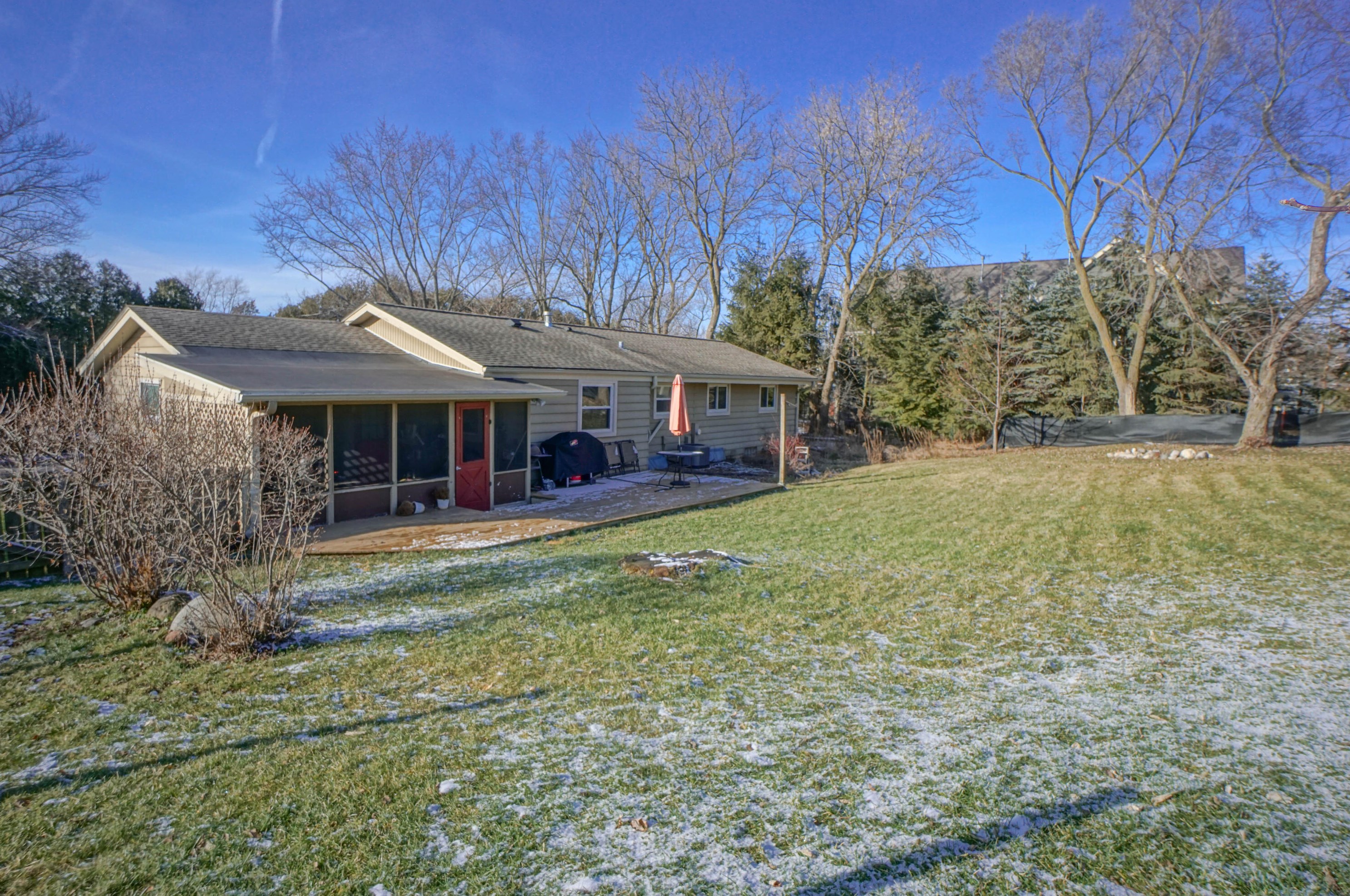 304 Oneida St, Delafield WI  53018-1861 exterior