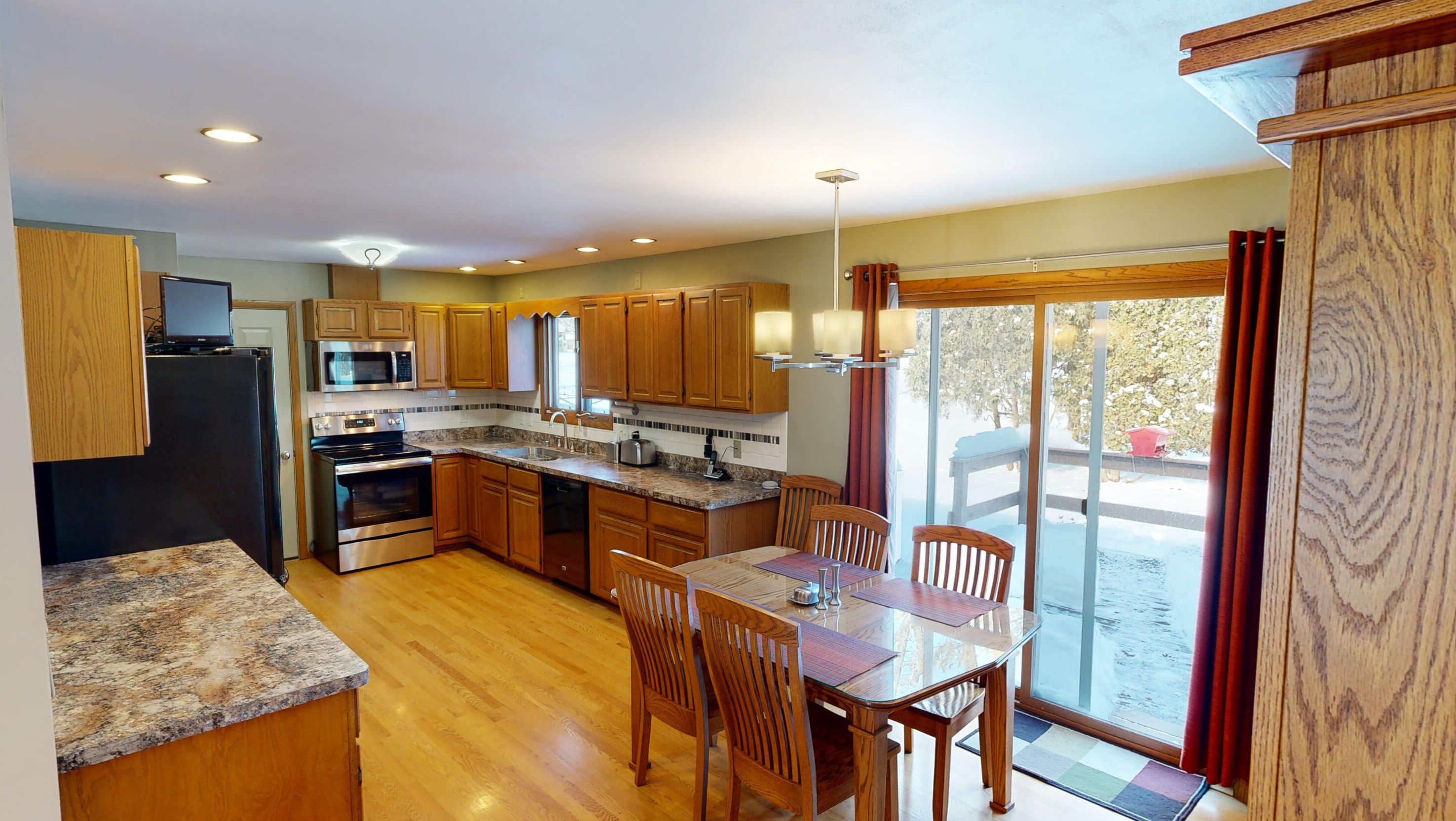 529 Crestwood Ct, Jefferson, WI 53549-1929