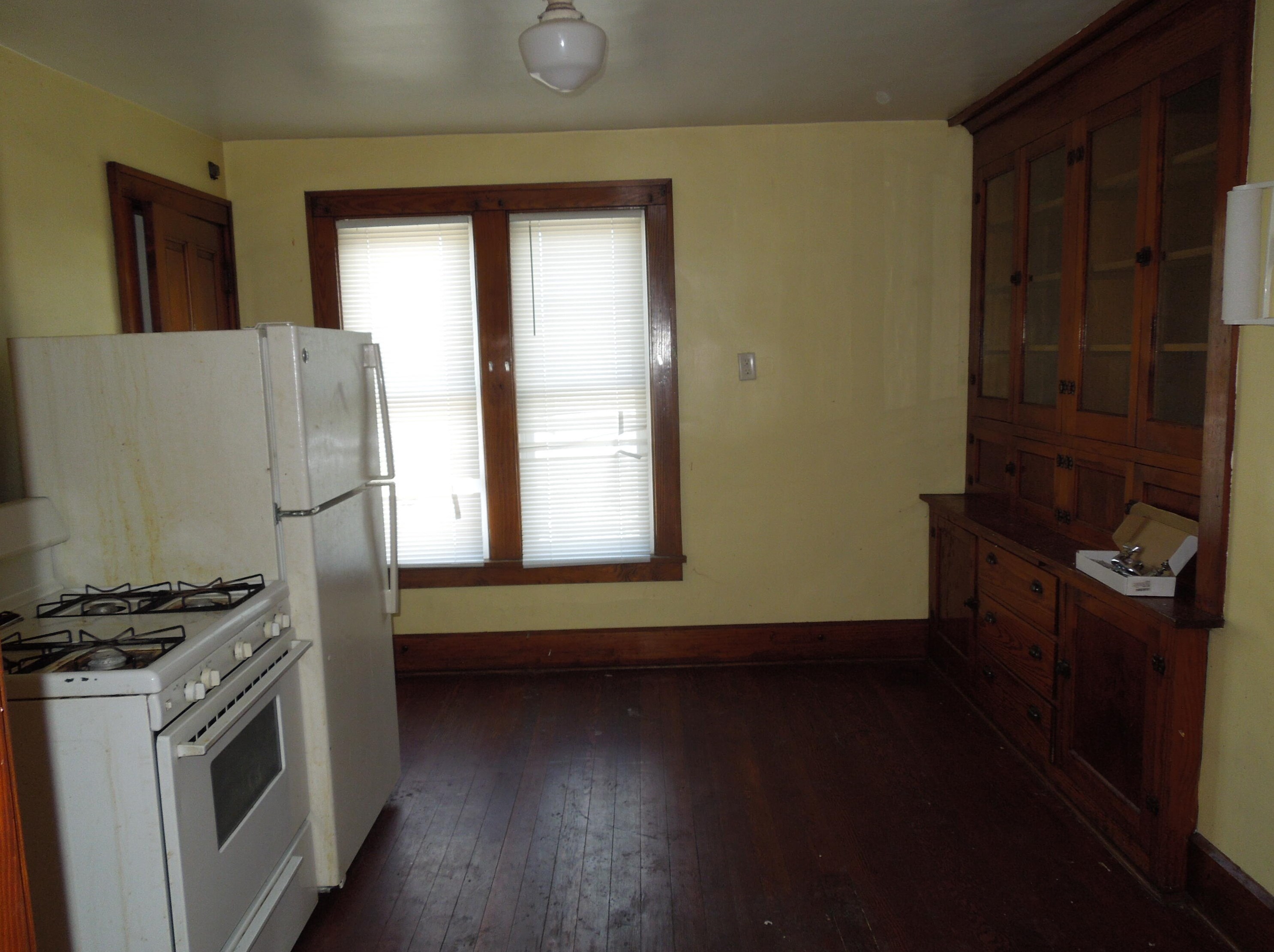 2017 Charles St, Racine, WI 53402-4609