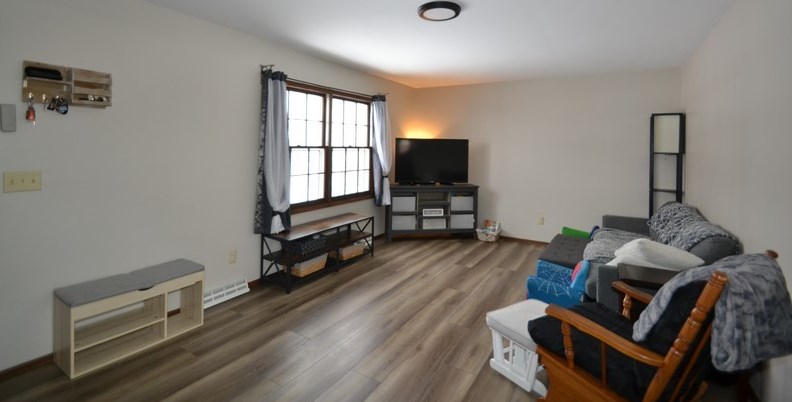 418 Hillview Cir, Waukesha, WI 53188