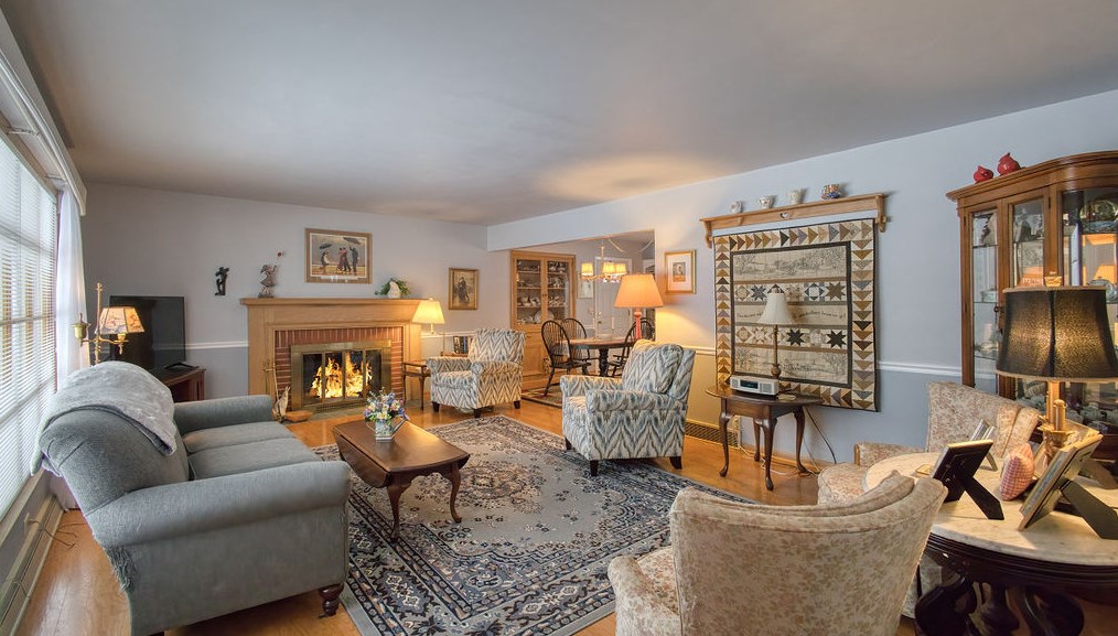 2202 W Mequon Rd, Thiensville, WI 53092
