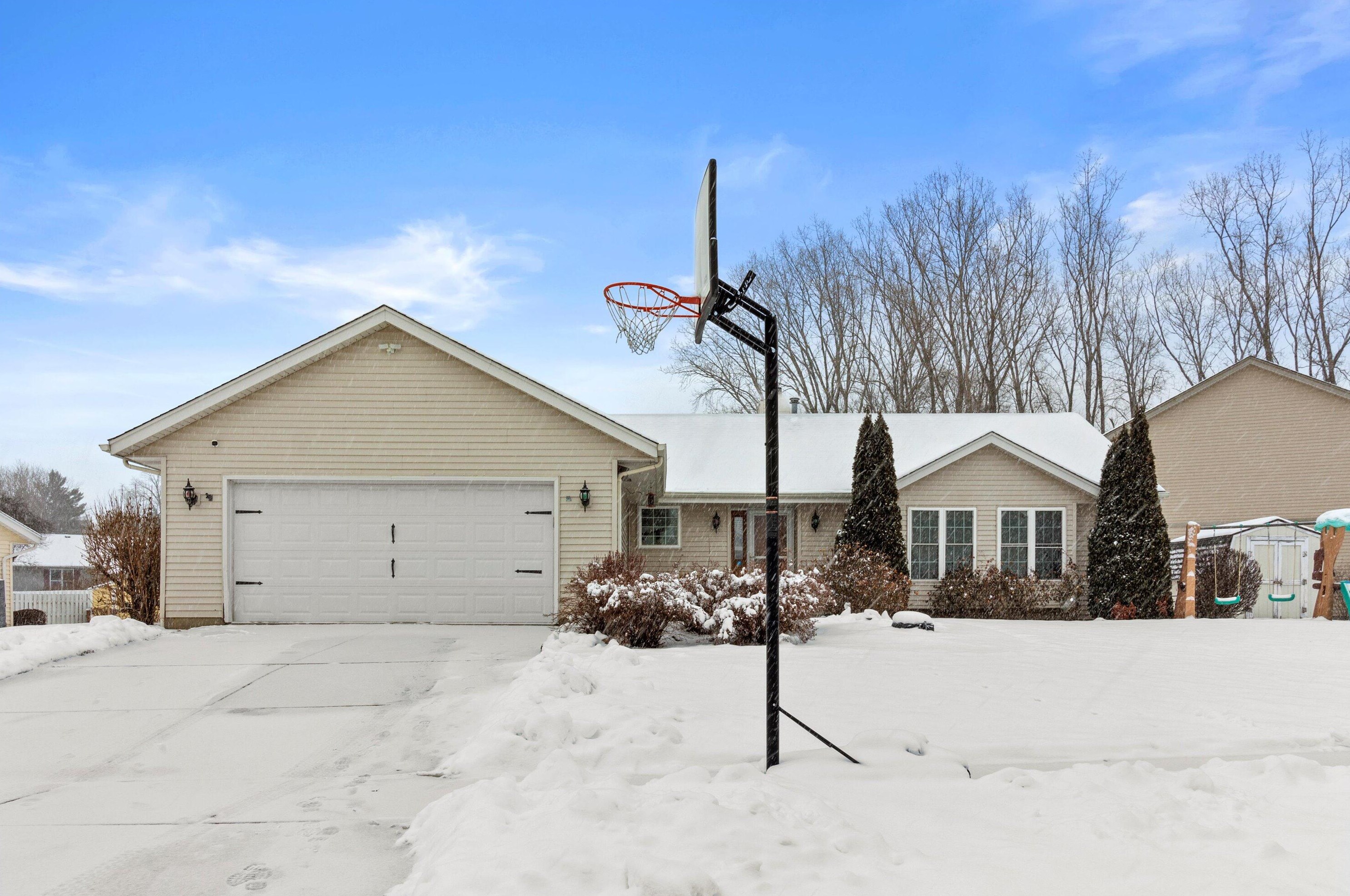 8630 S Stone Creek Dr, Oak Creek, WI 53154