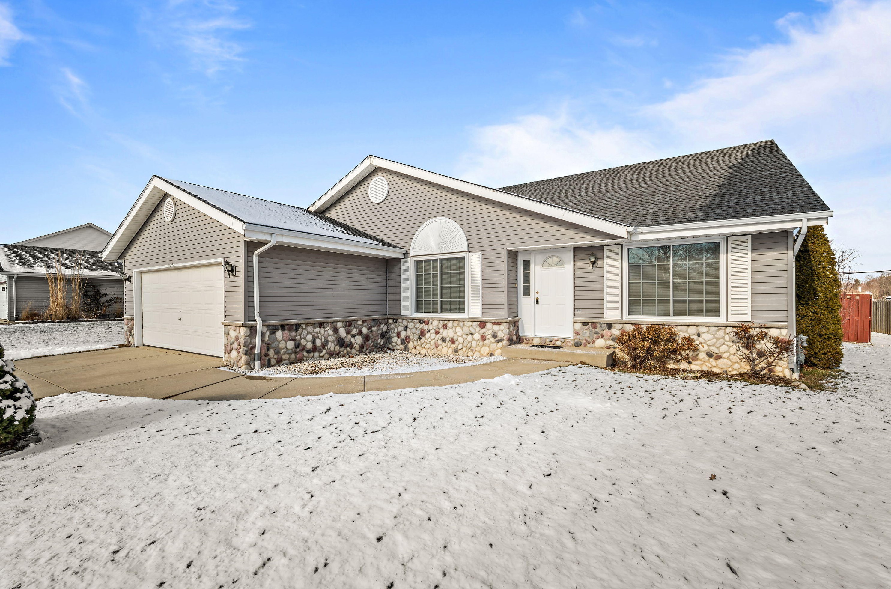 1088 E Stonewood Dr, Oak Creek, WI 53154