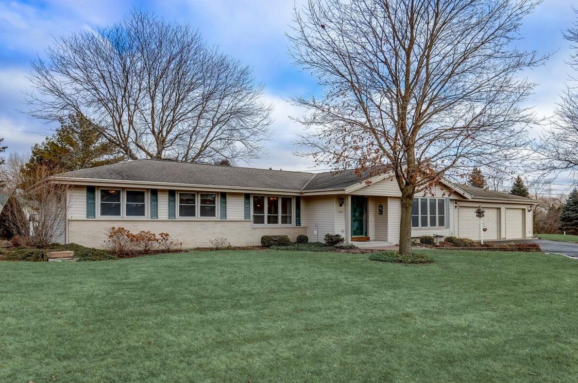 1520 S Pleasant Hill Dr, Waukesha, WI 53146