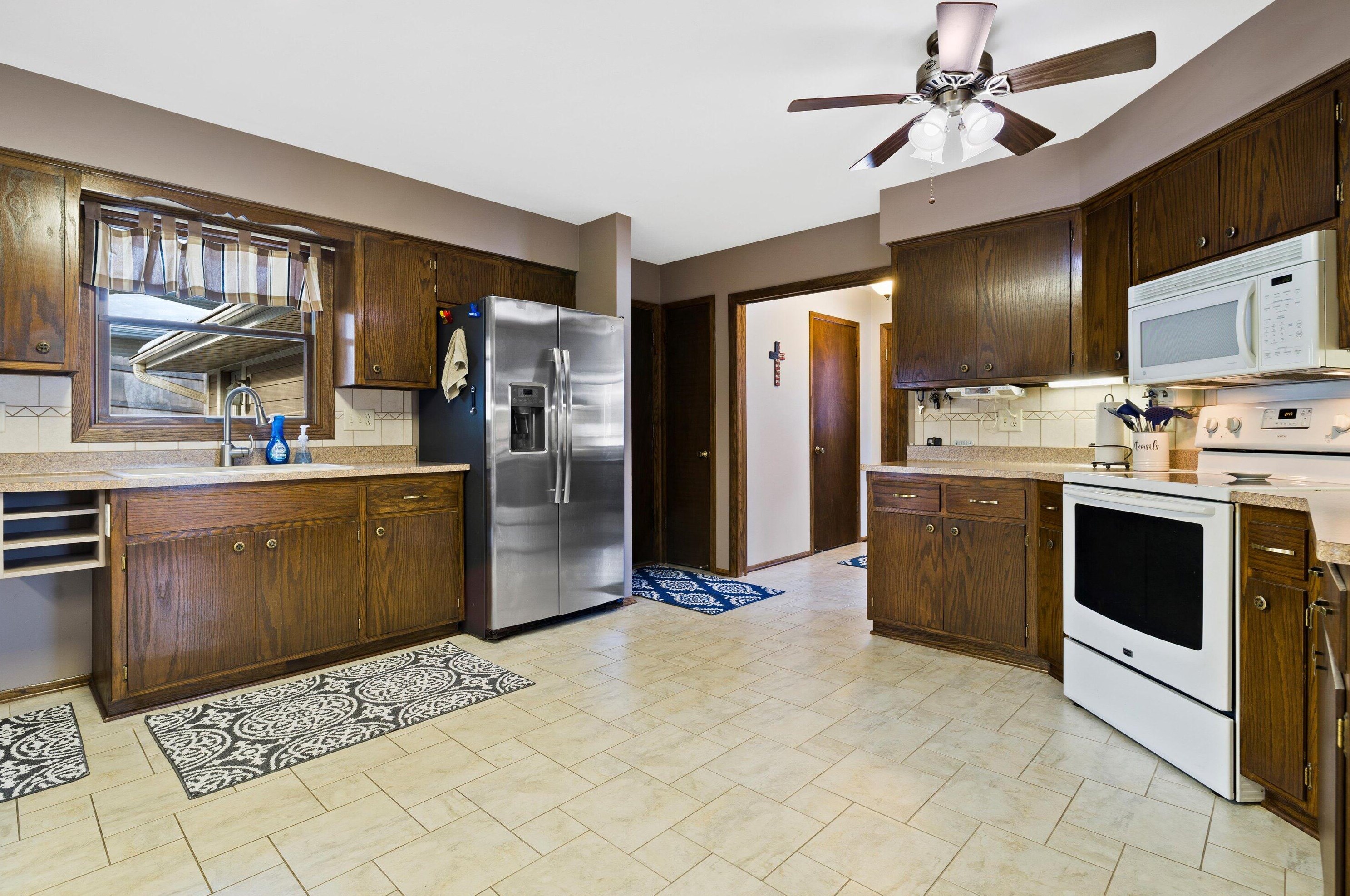 208 Crestwood Dr, Waukesha, WI 53188