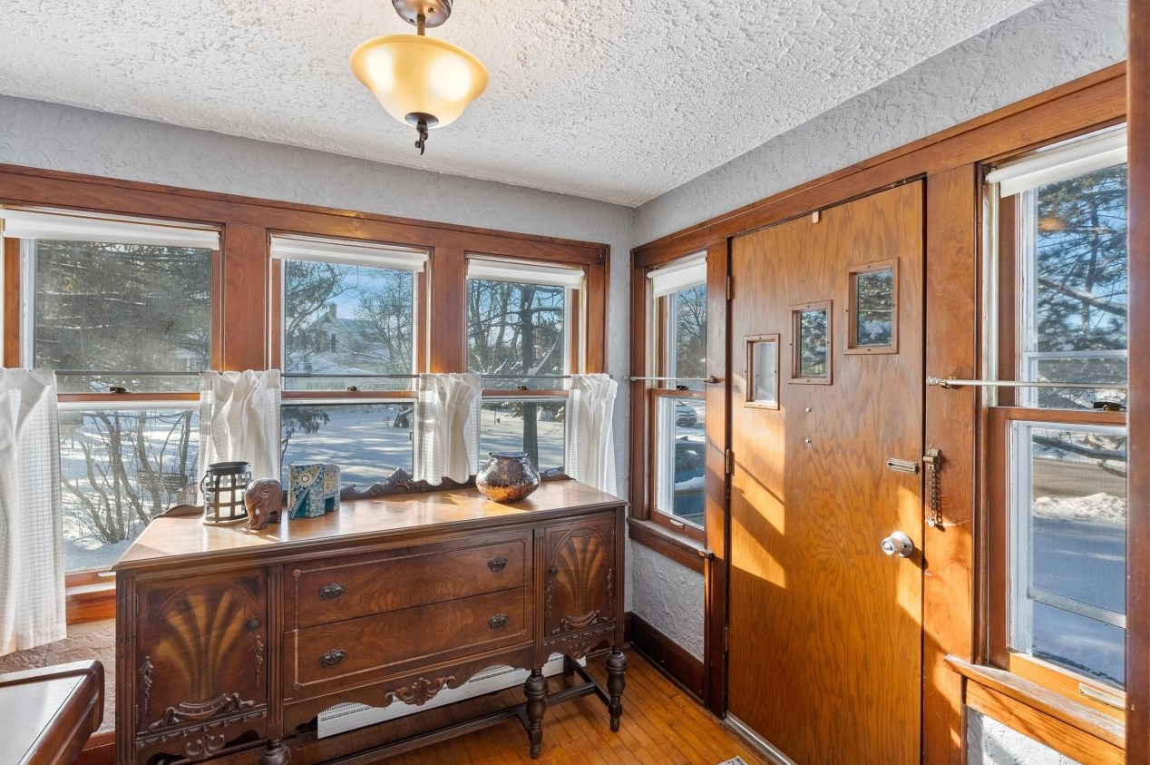 7262 Lake St, Lannon, WI 53046-9710