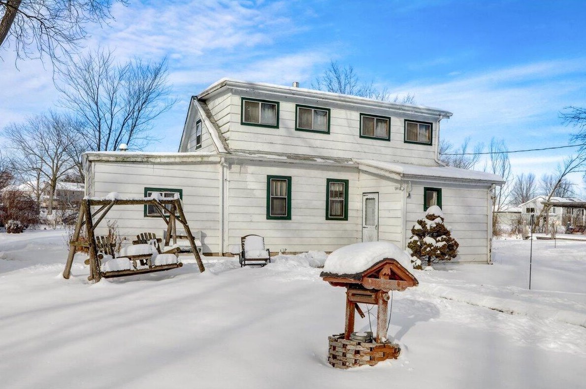 8402 Willow Ln, Waterford, WI 53185