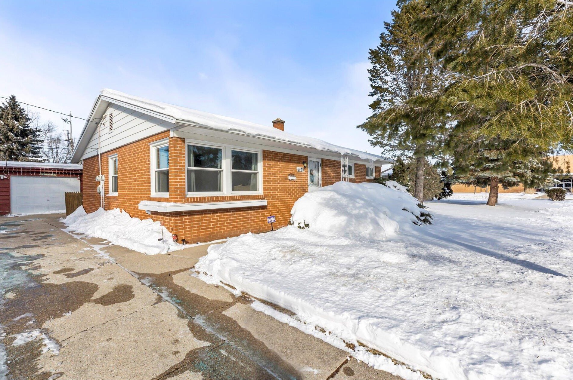 2806 Glendale Ave, Racine, WI 53403-3417