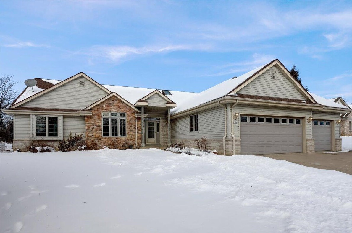 2440 Grays Ln, Oak Creek, WI 53154-3609