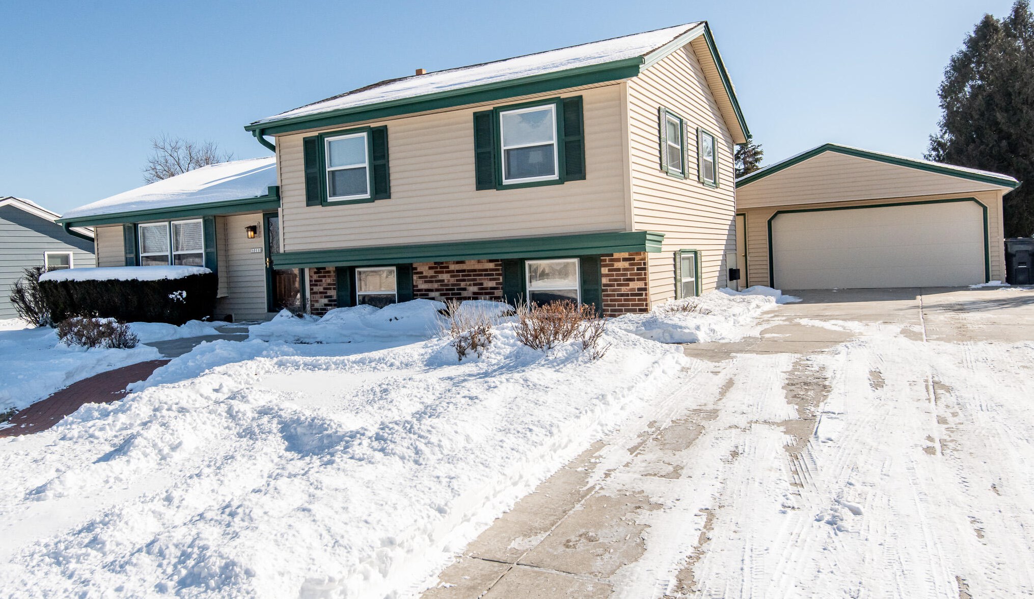 10110 S Oak Ln, Oak Creek, WI 53154