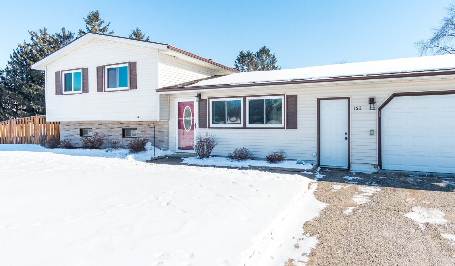 1611 Holley St, Holmen, WI 54636
