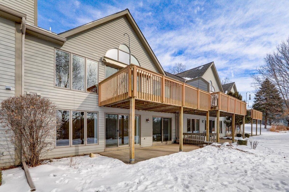 305 Parkview Ct, Chenequa, WI 53029-2443