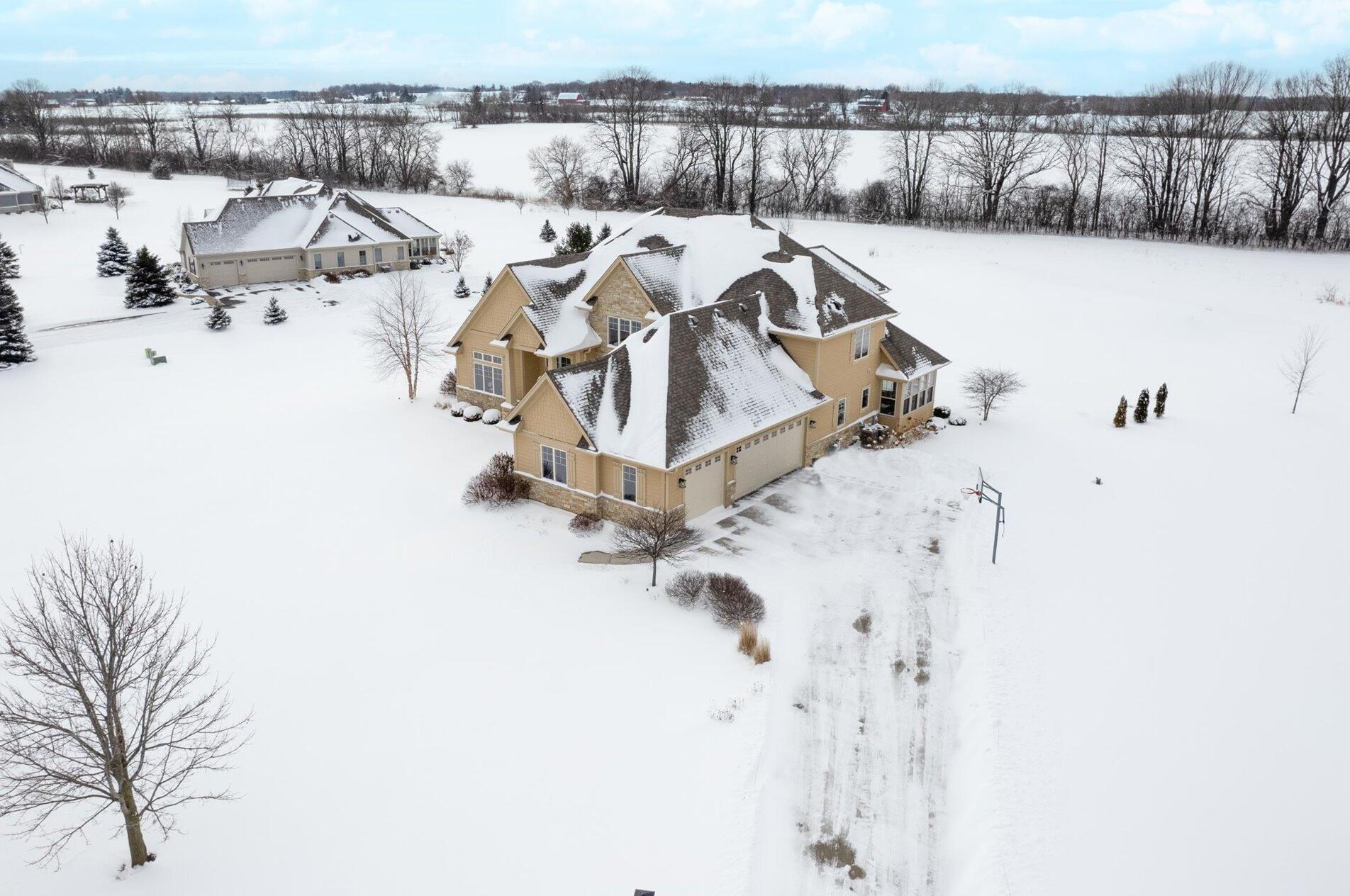 12611 N Hawks Glen Ct, Thiensville, WI 53097