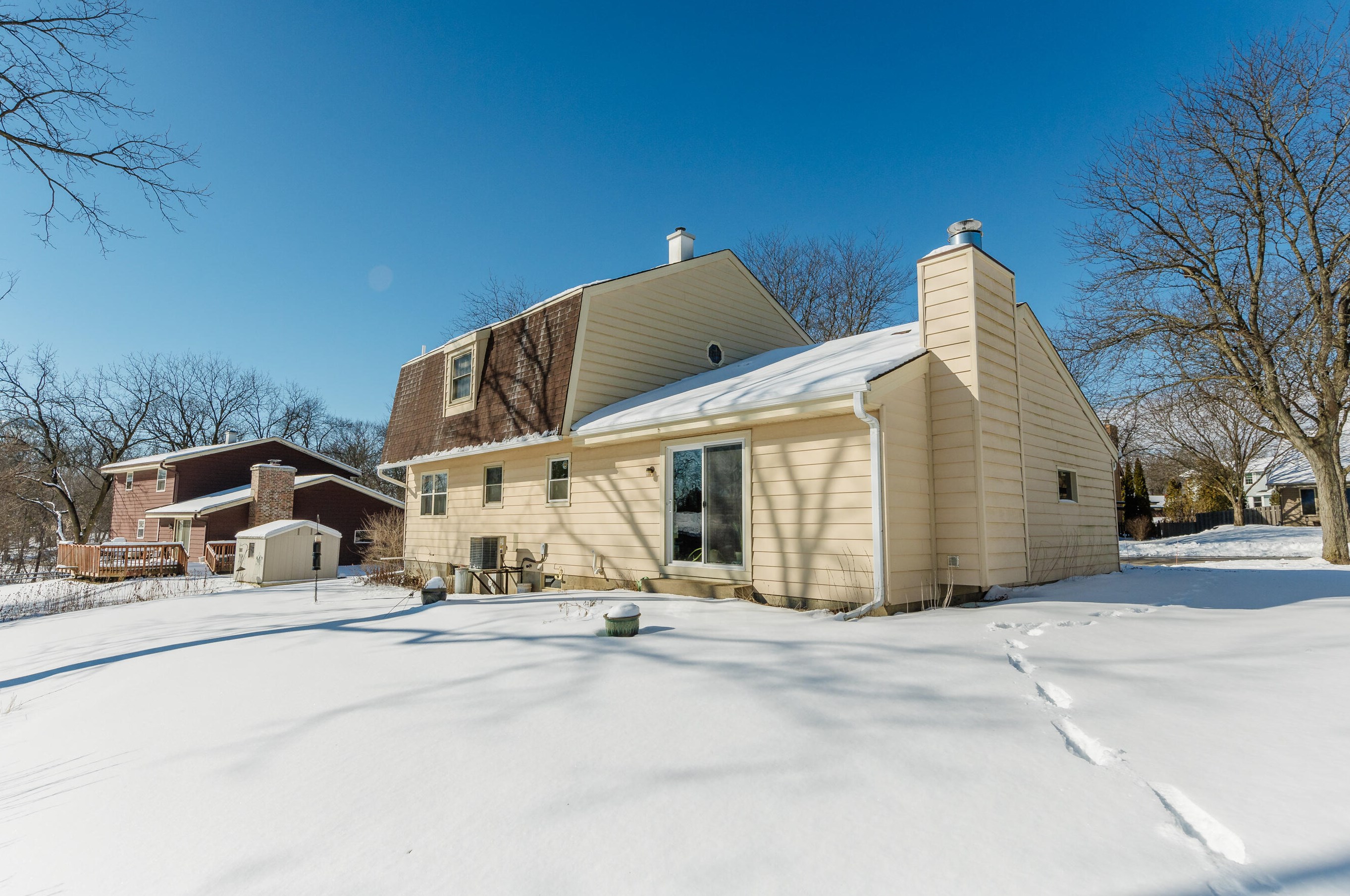 2707 Lancaster Dr, Waukesha, WI 53188