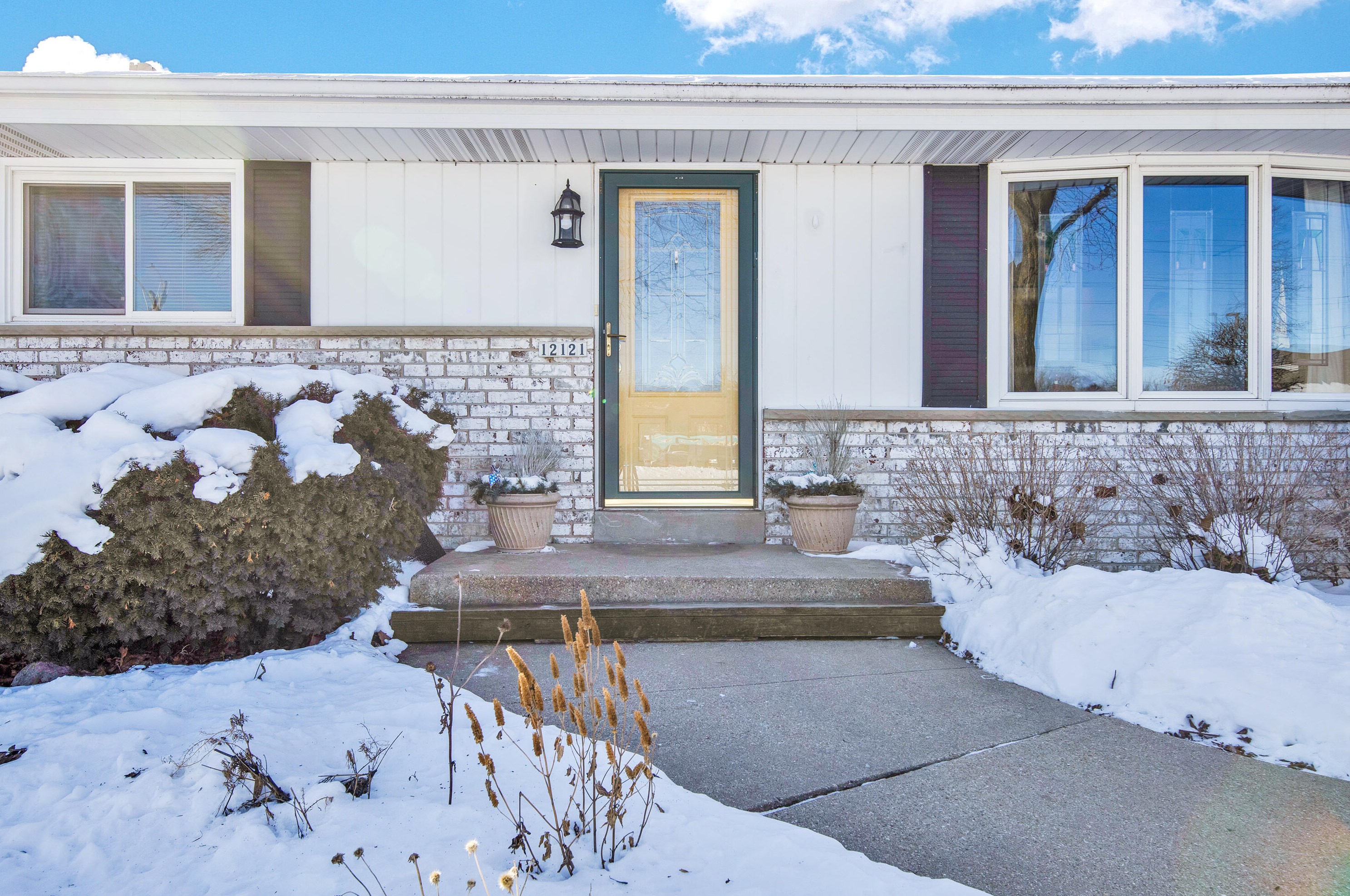 12121 Ripley Ave, Milwaukee, WI 53226-3825